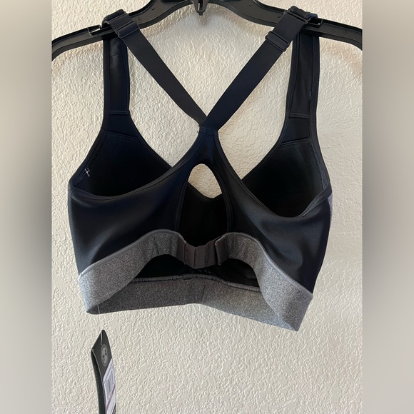 NWT Under Armour Sports Bra - Picture 2 of 2